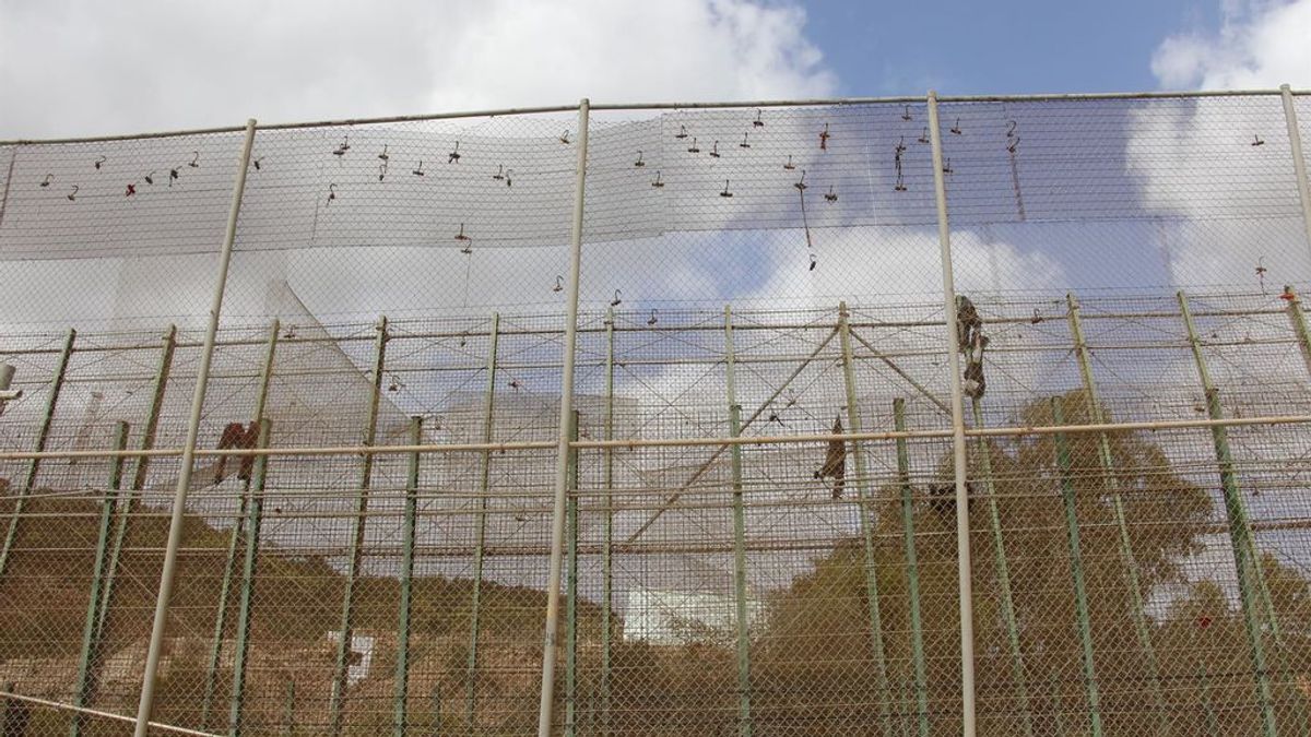 Unos 150 migrantes intentan saltar la valla Melilla y 59 lo logran con cinco heridos, tres guardias civiles Unos 150 migrantes intentan saltar la valla Melilla y 59 lo logran con cinco heridos, tres guardias civiles