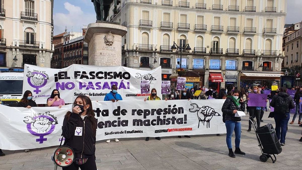 Decenas de estudiantes se concentran en Sol a pesar de la prohibición: "8M sin mordazas" Decenas de estudiantes se concentran en Sol a pesar de la prohibición: "8M sin mordazas"