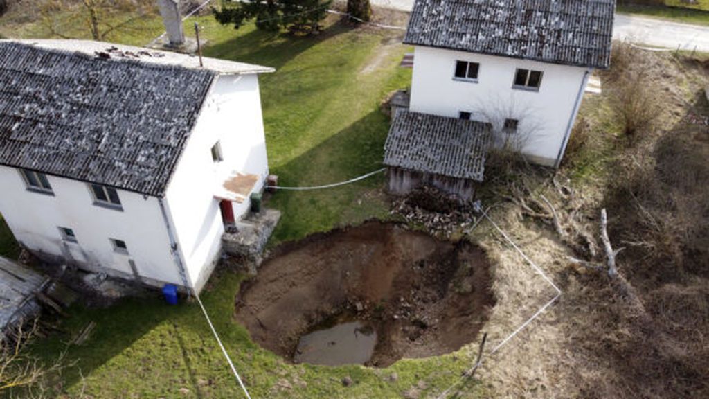 AP-sinkholes-form-after-croatia-earthquakes-21063726844071-580x387