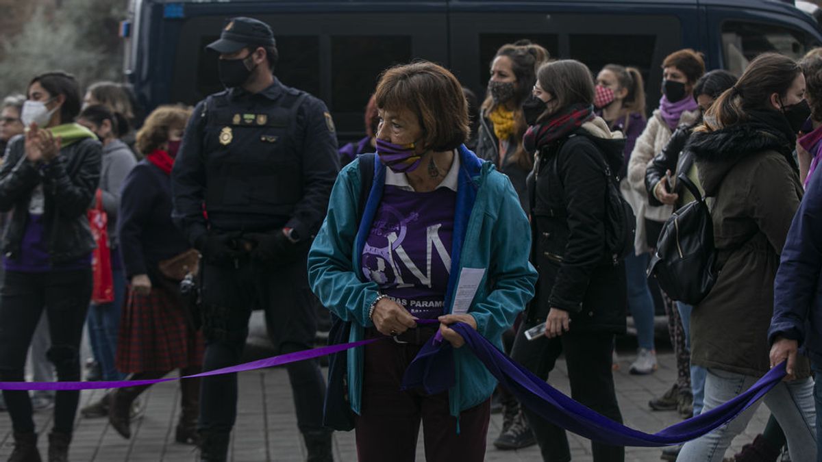 Más de 300 personas rodean el Parlamento de Andalucía por el 8M Más de 300 personas rodean el Parlamento de Andalucía por el 8M