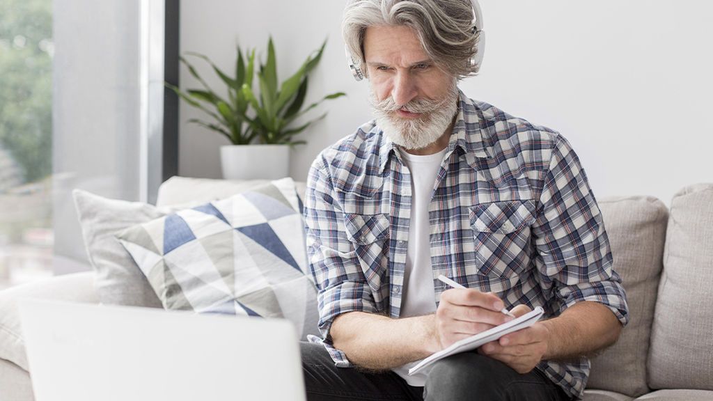 Cuando los sénior ayudan a ganar dinero a la Generación Z: la web de negocios que los pone en contacto