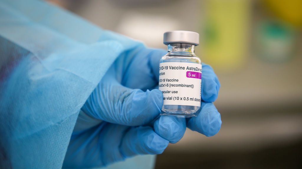 EuropaPress_3595271_06_march_2021_france_marseille_health_worker_holds_vial_of_the_astrazeneca EuropaPress_3595271_06_march_2021_france_marseille_health_worker_holds_vial_of_the_astrazeneca