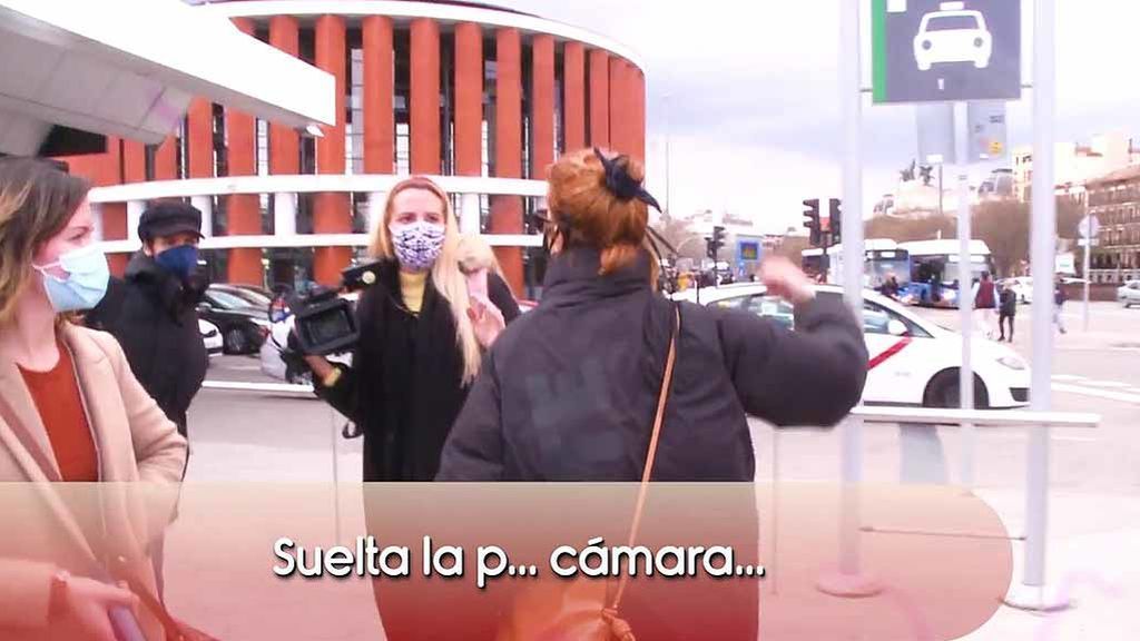 Najwa levanta la mano a una reportera gráficas