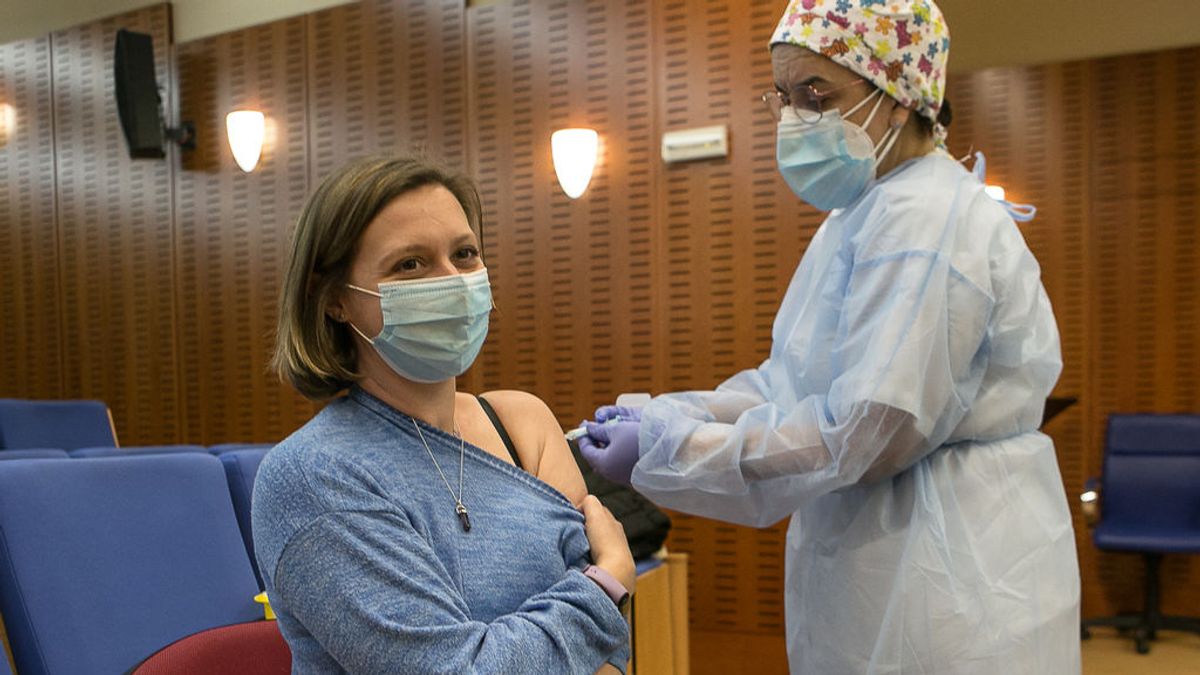 EuropaPress_3586869_profesional_sanitaria_administra_primera_dosis_vacuna_astrazeneca_contra EuropaPress_3586869_profesional_sanitaria_administra_primera_dosis_vacuna_astrazeneca_contra