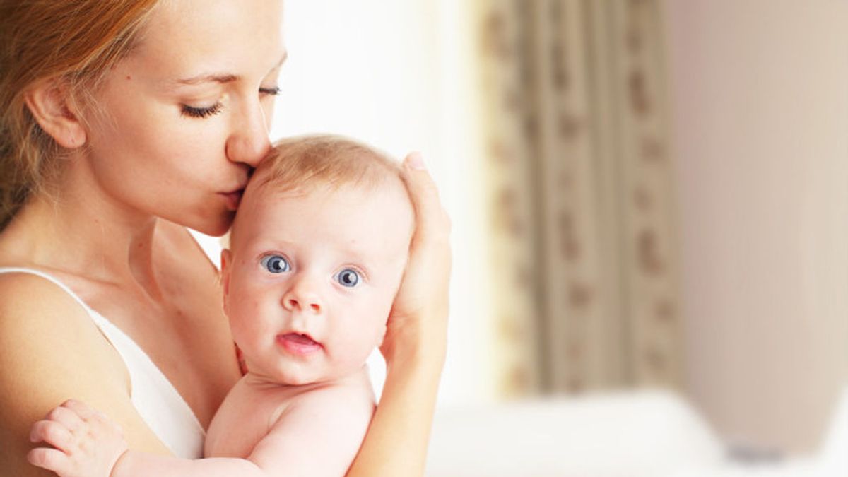 Tener al bebé en brazos, fundamental para su desarrollo y sentirse seguro: ¿por qué dicen que es perjudicial?