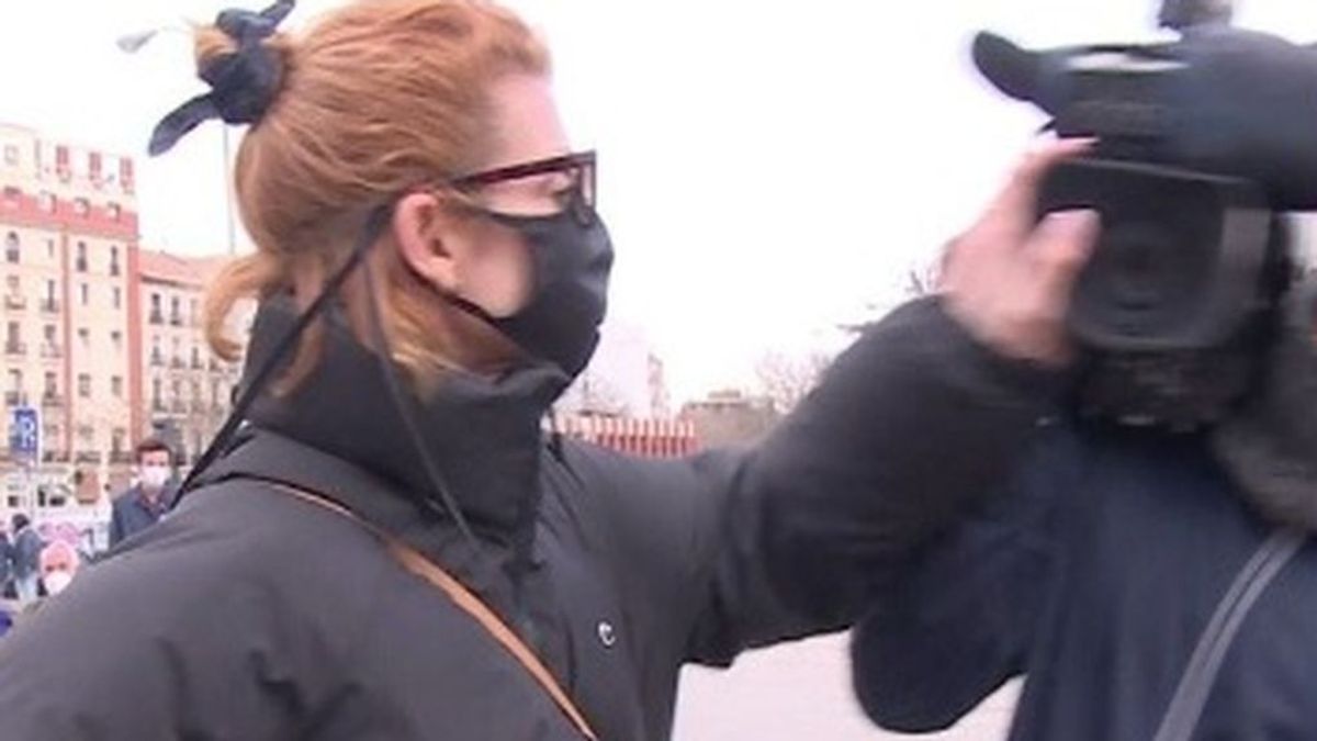Nawja Nimri golpea a los cámaras de TV a su llegada a Madrid de los Goya:"Que una actriz haga esto..." Nawja Nimri golpea a los cámaras de TV a su llegada a Madrid de los Goya:"Que una actriz haga esto..."