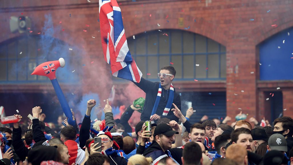 Sin mascarilla ni distancia social: polémica por la celebración del campeón de liga en Escocia