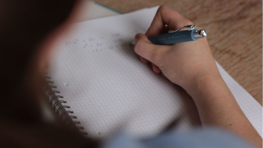 'Resetear', 'desfibrilar' o 'prepago': las palabras 'trampa' del examen de ortografía para Policía Nacional