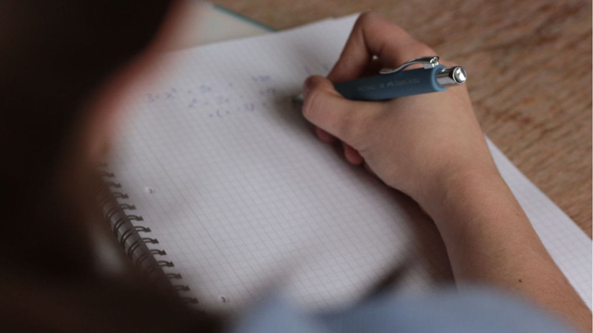 'Resetear', 'desfibrilar' o 'prepago': las palabras 'trampa' del examen de ortografía para Policía Nacional 'Resetear', 'desfibrilar' o 'prepago': las palabras 'trampa' del examen de ortografía para Policía Nacional