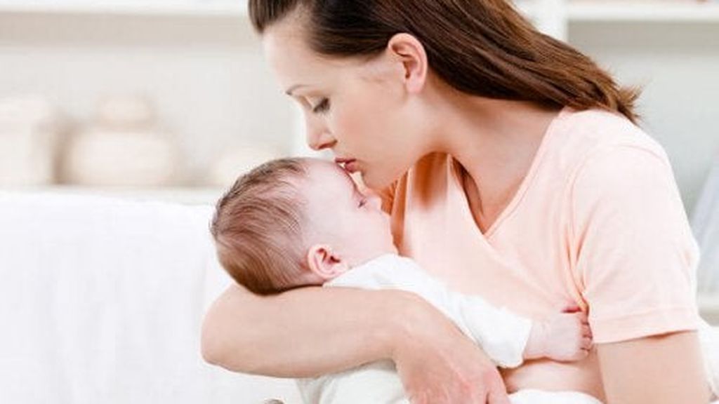 Llevar a tu hijo en brazos hará que este se calme.