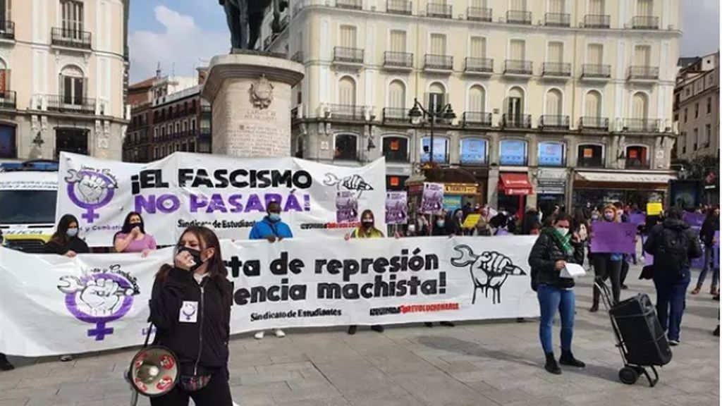 Decenas de estudiantes se concentran en Sol a pesar de la prohibición: "8M sin mordazas"