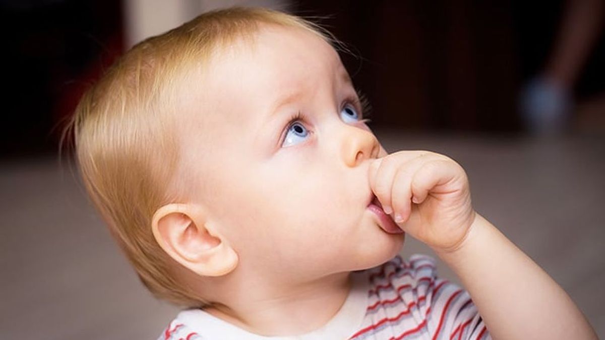 Chuparse el dedo, una de las manías que más puede perjudicar al habla y a los dientes del bebé: estas son sus consecuencias.