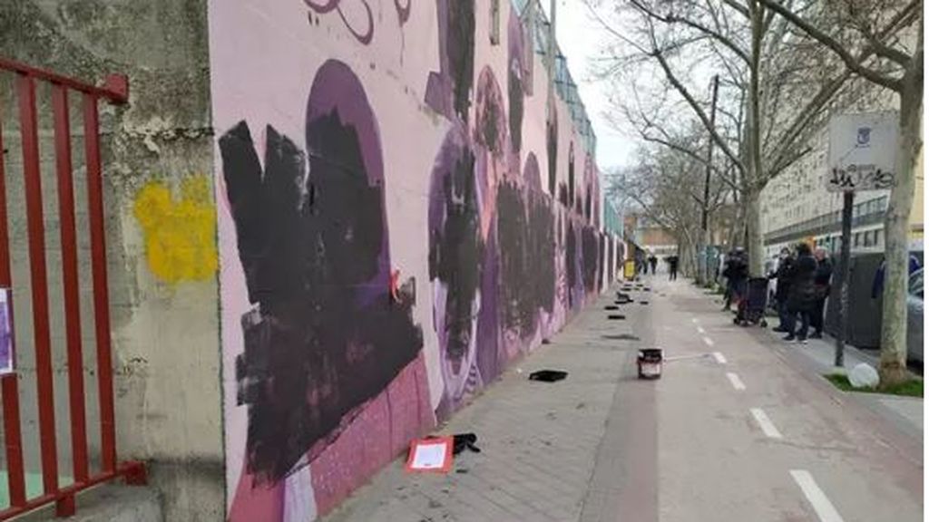 Mural feminista vandalizado este lunes en Ciudad Lineal