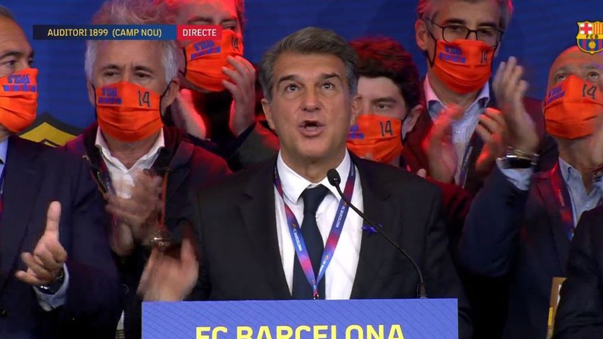 Joan Laporta y su equipo homenajean a Johan Cruyff en su primer discurso como presidente del Barcelona Joan Laporta y su equipo homenajean a Johan Cruyff en su primer discurso como presidente del Barcelona