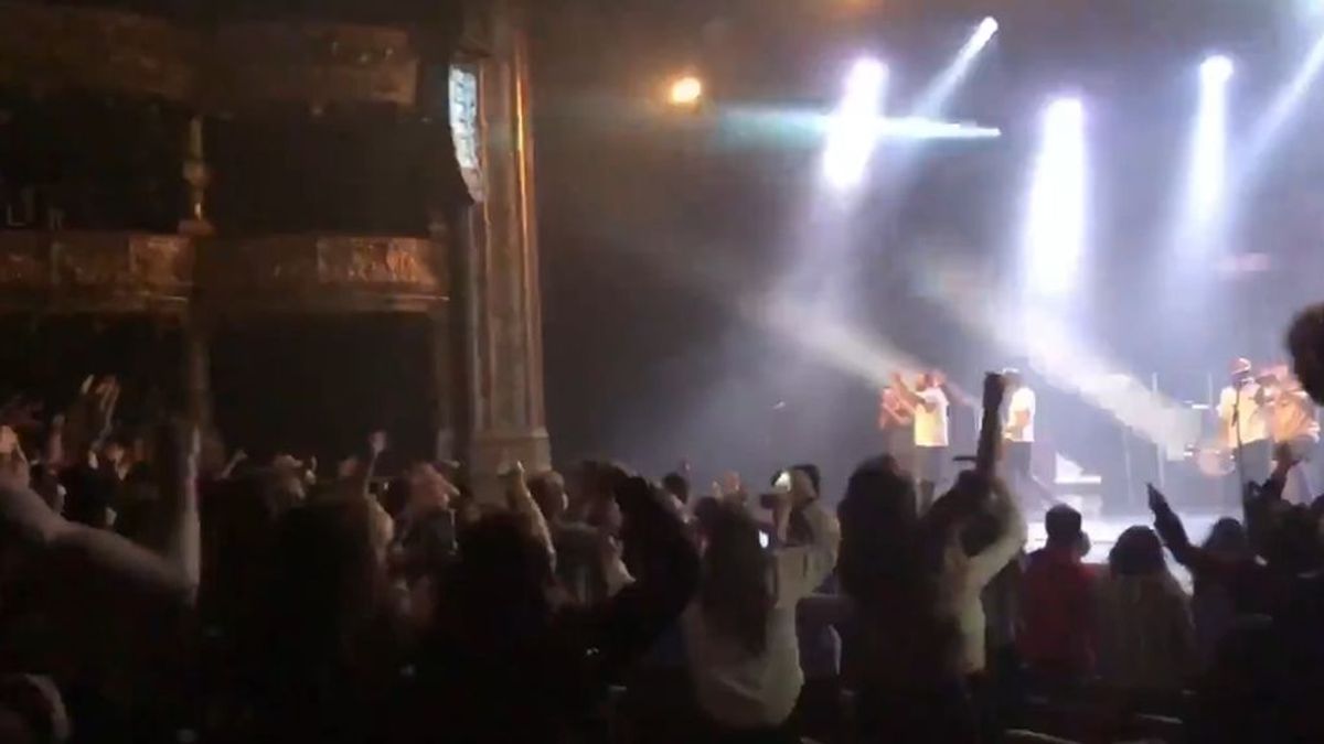 Sin distancias y "bailando eufóricos": denuncian un polémico concierto en Bilbao Sin distancias y "bailando eufóricos": denuncian un polémico concierto en Bilbao