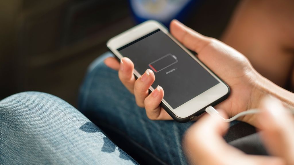 Riesgo para tus datos y contraseñas: el modo de cargar el móvil que debes evitar