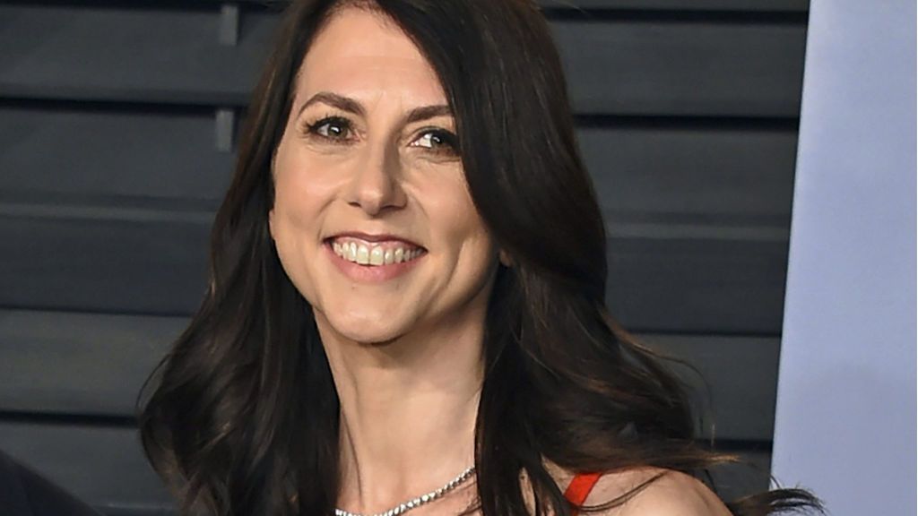 La multimillonaria MacKenzie Scott, ex de Jeff Bezos, se casa con un profesor de ciencias de Seattle