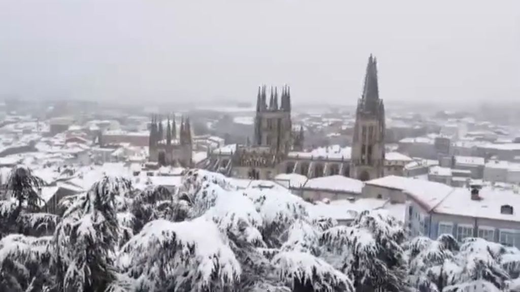 ¡Sorpresa en Burgos! Las imágenes de la asombrosa nevada que lo ha cubierto de blanco