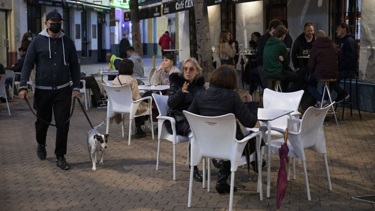 La caída de la incidencia en España se reduce a la mitad en las dos últimas semanas La caída de la incidencia en España se reduce a la mitad en las dos últimas semanas