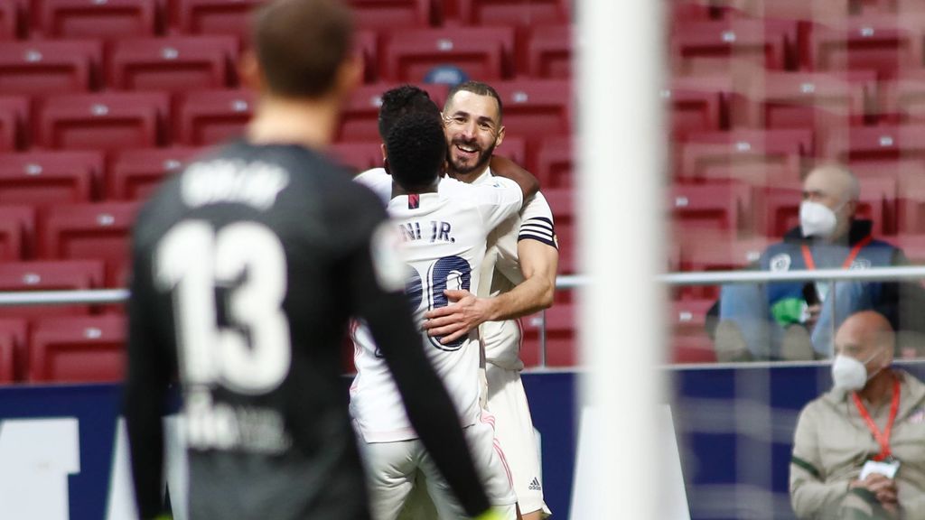 Benzema celebra el empate en el Metropolitano. Benzema celebra el empate en el Metropolitano.