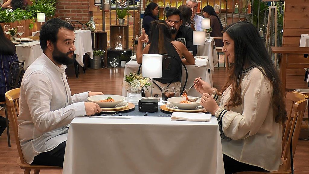 Antón y Noelia en el programa 'First Dates'