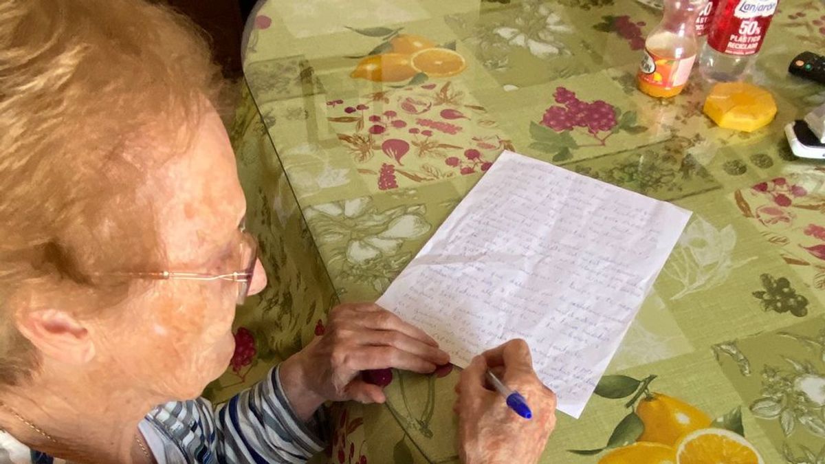 Los abuelos de un pueblo de Granada que no se ven por la pandemia se mandan cartas a través de sus auxiliares de ayuda a domicilio Los abuelos de un pueblo de Granada que no se ven por la pandemia se mandan cartas a través de sus auxiliares de ayuda a domicilio
