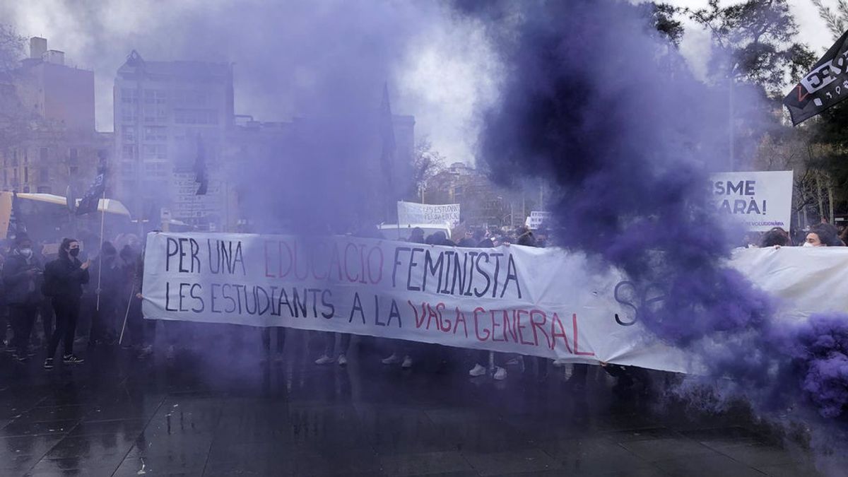 600 estudiantes, en su mayoría mujeres, reclaman una educación feminista en Barcelona por el 8M 600 estudiantes, en su mayoría mujeres, reclaman una educación feminista en Barcelona por el 8M