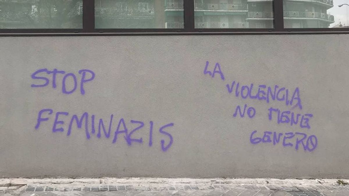 Vandalizan la sede de Podemos con pintadas de 'Stop feminazis' y Echenique acusa a los "cachorros de Vox" Vandalizan la sede de Podemos con pintadas de 'Stop feminazis' y Echenique acusa a los "cachorros de Vox"