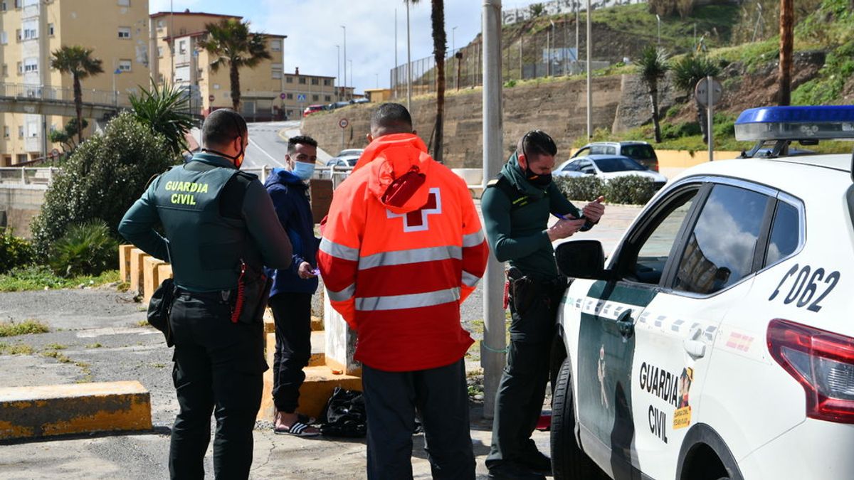 Cinco inmigrantes muertos en un cayuco rescatado a 250 km de Canarias Cinco inmigrantes muertos en un cayuco rescatado a 250 km de Canarias