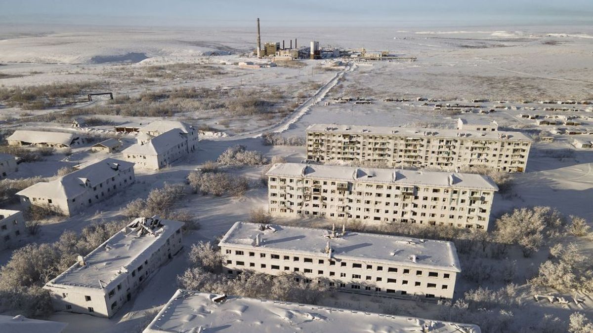Las asombrosas imágenes de un pueblo fantasma en Rusia cubierto de hielo