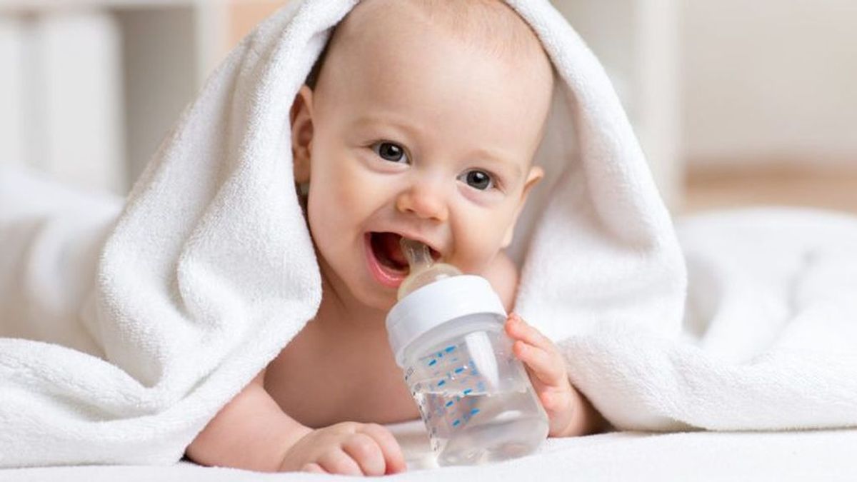 El agua, un alimento fundamental para hidratarnos en nuestro día a día: ¿cuándo podrá comenzar a darse a los bebés?