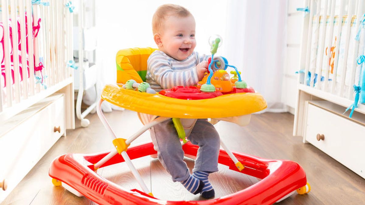 Aprender a caminar, uno de los hitos más importantes en la vida del bebé: ¿será necesario el uso de un andador?