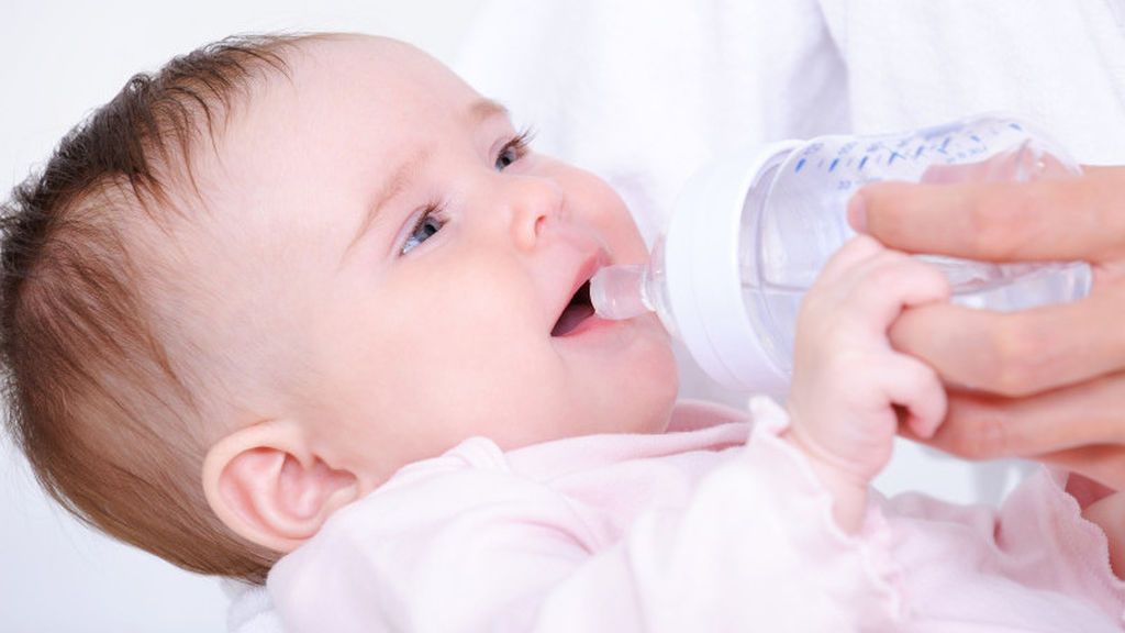 Cuando son muy pequeños, los niños no necesitarán tomar agua.