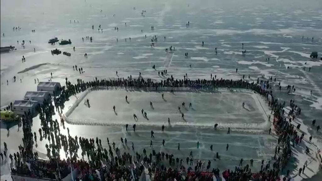 Jugadores de hockey salen al rescate del espectacular lago Baikal