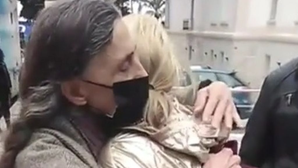 Ángela Molina abraza a fotógrafa agredida por su marido
