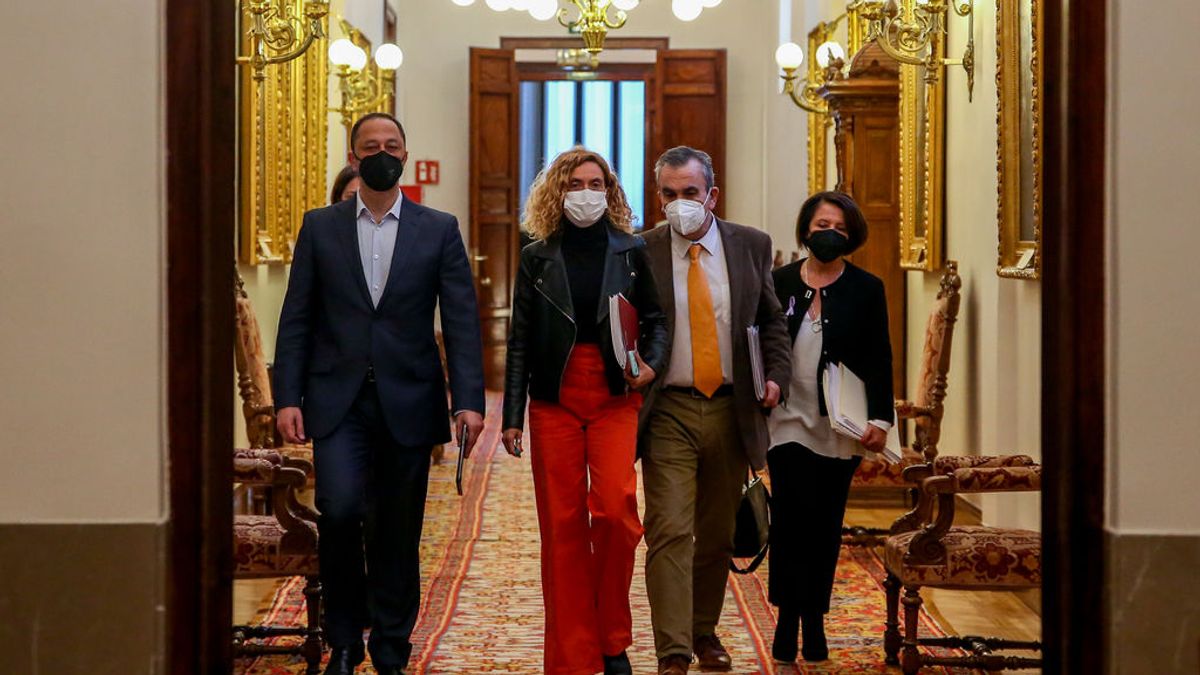 El Congreso tumba la comparecencia de Felipe VI y una investigación sobre el emérito con los votos de PSOE, PP y Vox El Congreso tumba la comparecencia de Felipe VI y una investigación sobre el emérito con los votos de PSOE, PP y Vox