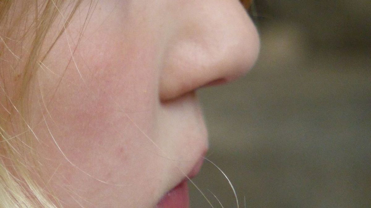 Médicos descubren la razón por la que un adolescente desprende un olor fétido cada vez que se suena la nariz