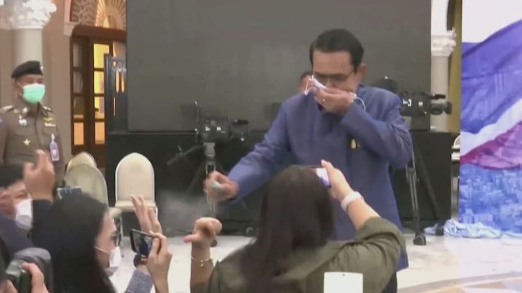 El primer ministro de Tailandia rocía con gel hidroalcohólico a varios periodistas "por miedo a la covid"
