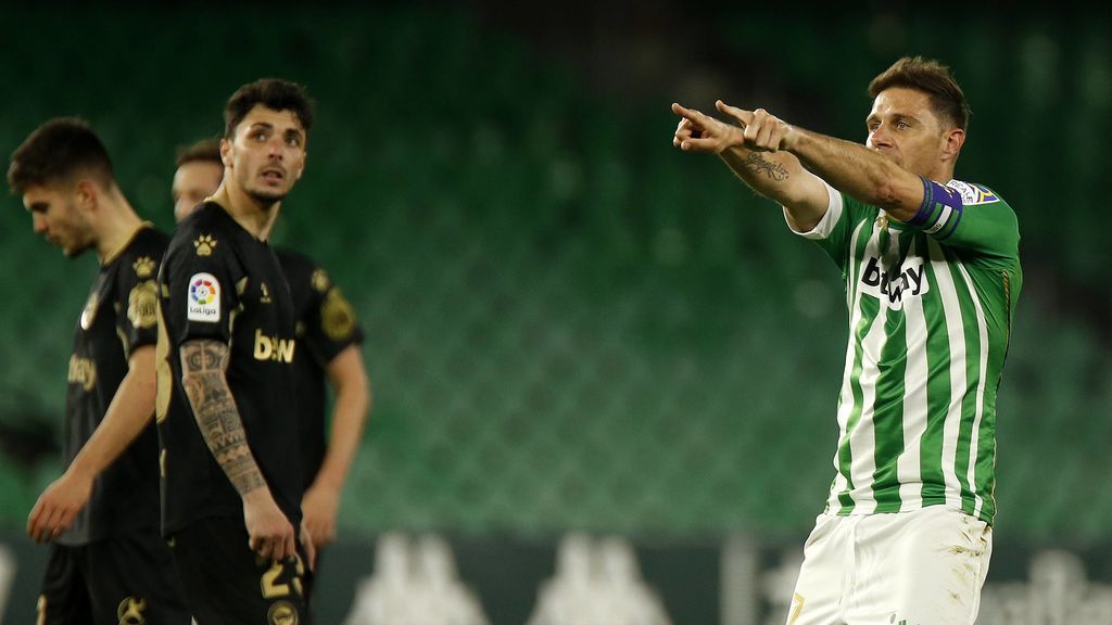 El Betis remontó con goles de Borja Iglesias y Joaquín. El Betis remontó con goles de Borja Iglesias y Joaquín.