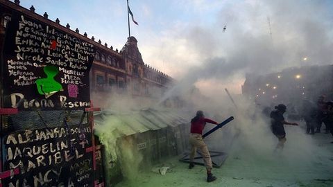 México: violenta represión con gas lacrimógeno contra la protesta del 8M -  NIUS
