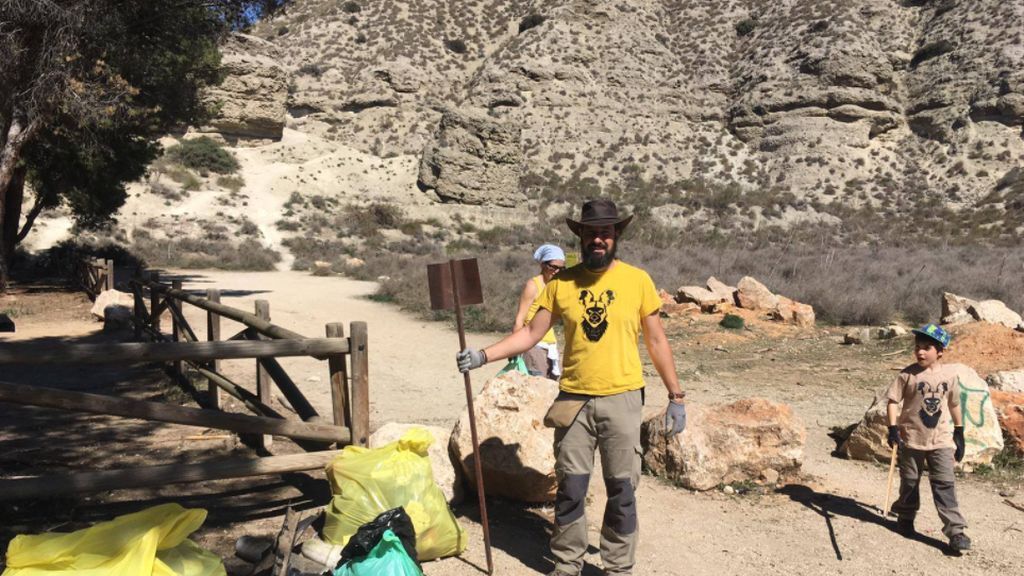 Antonio Luengo con los niños, en plena recogida de basura en la naturaleza