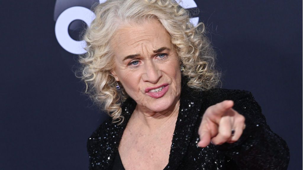 La cantante Carole King sigue el ejemplo de Dolly Parton y se vacuna cantando para la ocasión