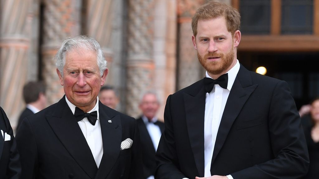 El príncipe de Gales junto a su hijo Harry
