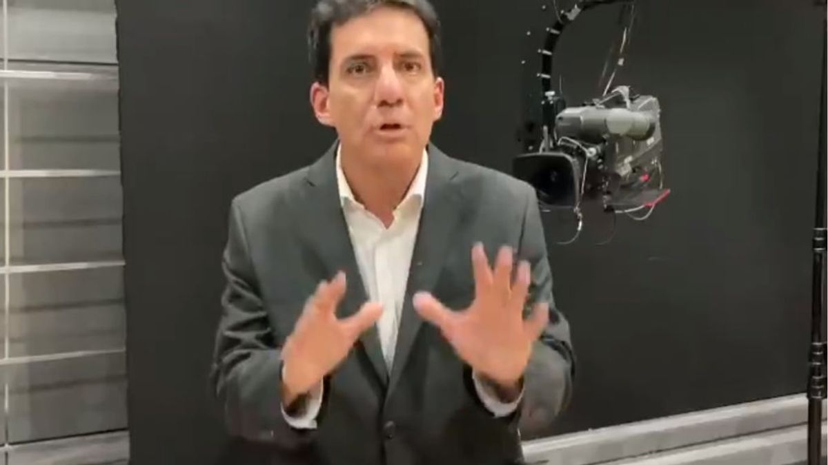 Un periodista sale ileso de milagro tras caerle una pantalla gigante en pleno directo Un periodista sale ileso de milagro tras caerle una pantalla gigante en pleno directo