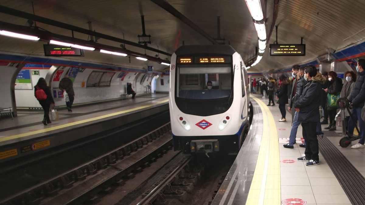 Un joven es agredido en el metro de Madrid al grito de “maricón” y ningún pasajero del vagón le ayuda Un joven es agredido en el metro de Madrid al grito de “maricón” y ningún pasajero del vagón le ayuda