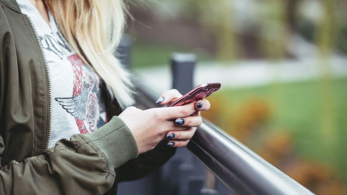 Chica con el teléfono móvil