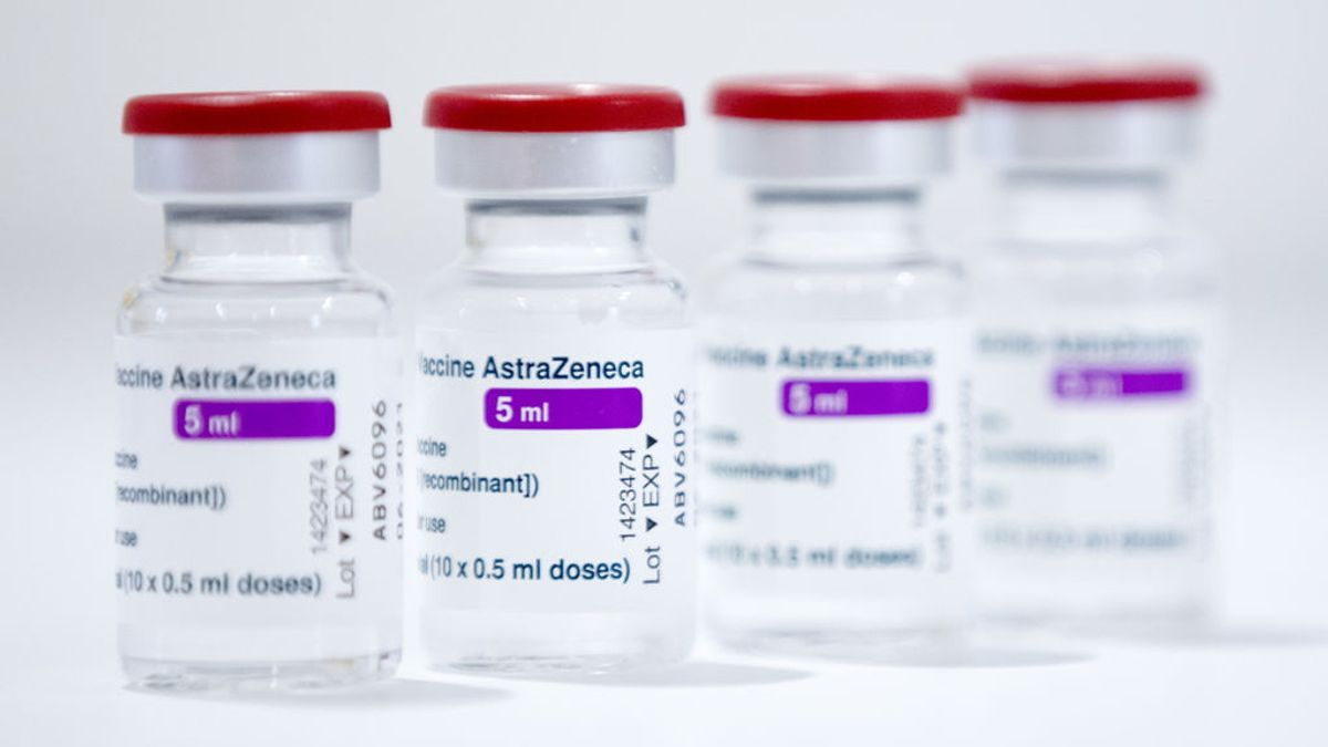 Madrid y Cataluña presionan a Sanidad para poder administrar la vacuna de  AstraZeneca a los mayores de 55 años