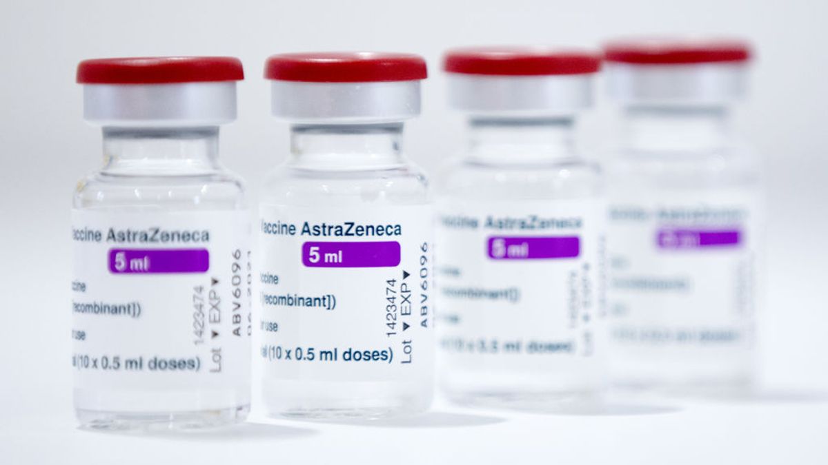 Madrid y Cataluña presionan a Sanidad para poder administrar la vacuna de AstraZeneca a los mayores de 55 años Madrid y Cataluña presionan a Sanidad para poder administrar la vacuna de AstraZeneca a los mayores de 55 años