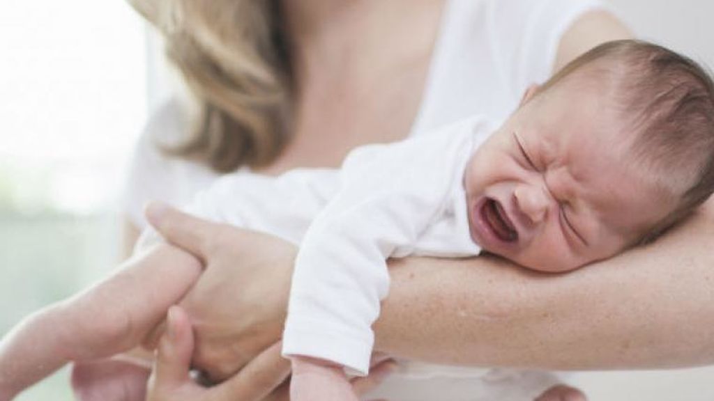 En el caso de que el pequeño esté sufriendo un cólico llorará todas las tardes.