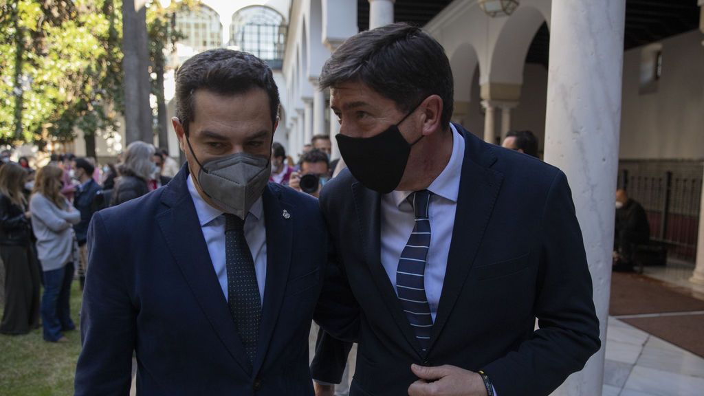 Juanma Manuel Moreno y Juan Marín conversan tras atender a los medios en el Parlamento andaluz Juanma Manuel Moreno y Juan Marín conversan tras atender a los medios en el Parlamento andaluz